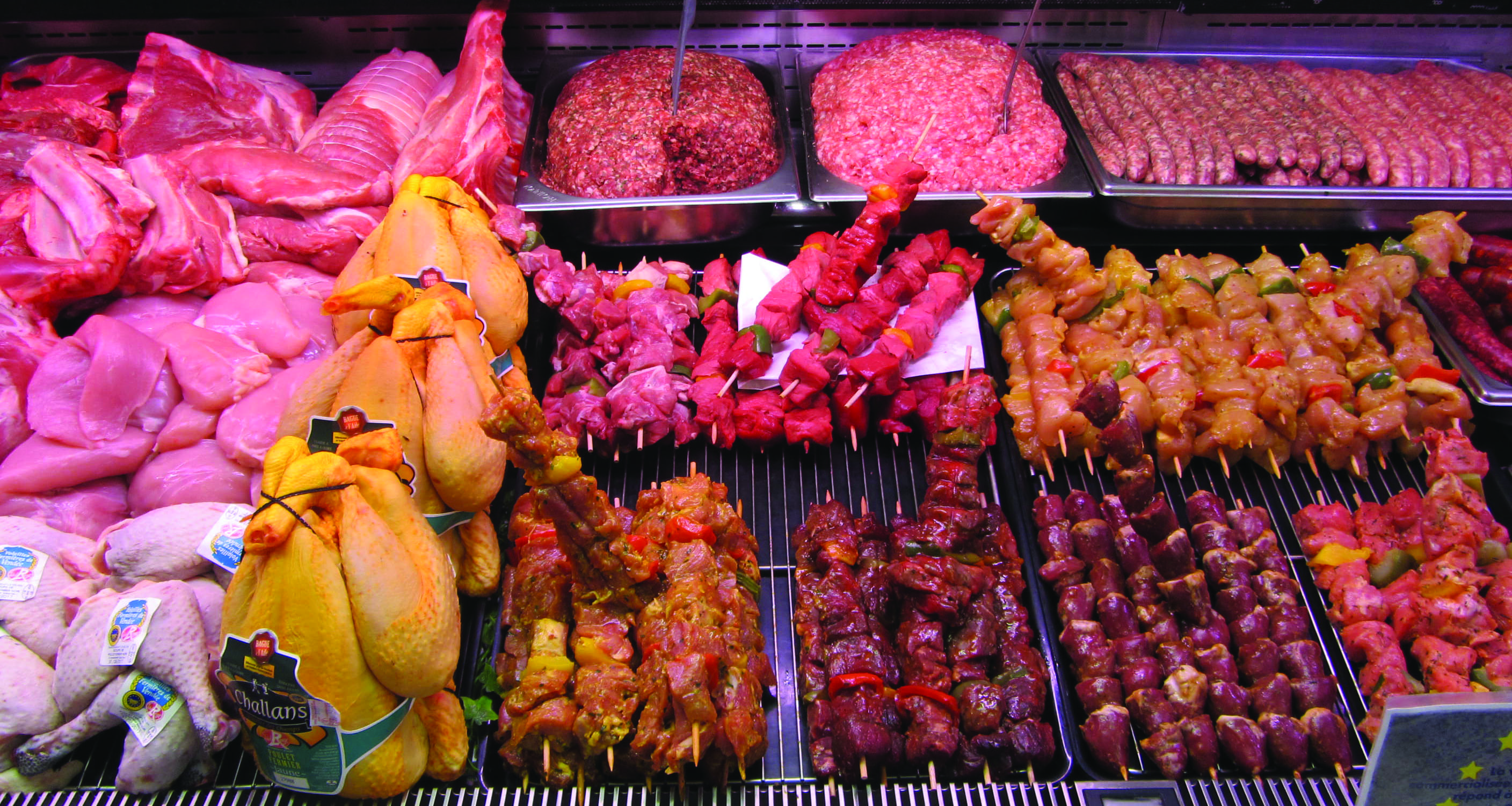 De la viande présentée au sein de la boucherie Cécilienne près de Chantonnay (85) : volaille, boeuf, brochettes...